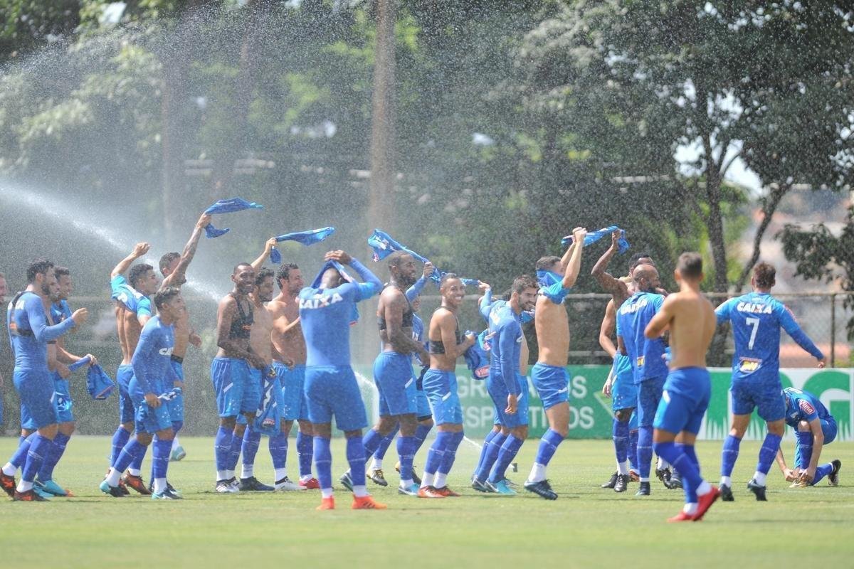 Mancuello foi 'batizado' pelos jogadores do Cruzeiro nesta sexta-feira (Alexandre Guzanshe/EM D.A Press)