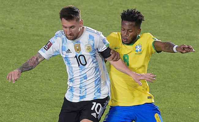 Messi recebe marcao firme de Fred: volante que passou pela base do Galo exalta defesa do Brasil 