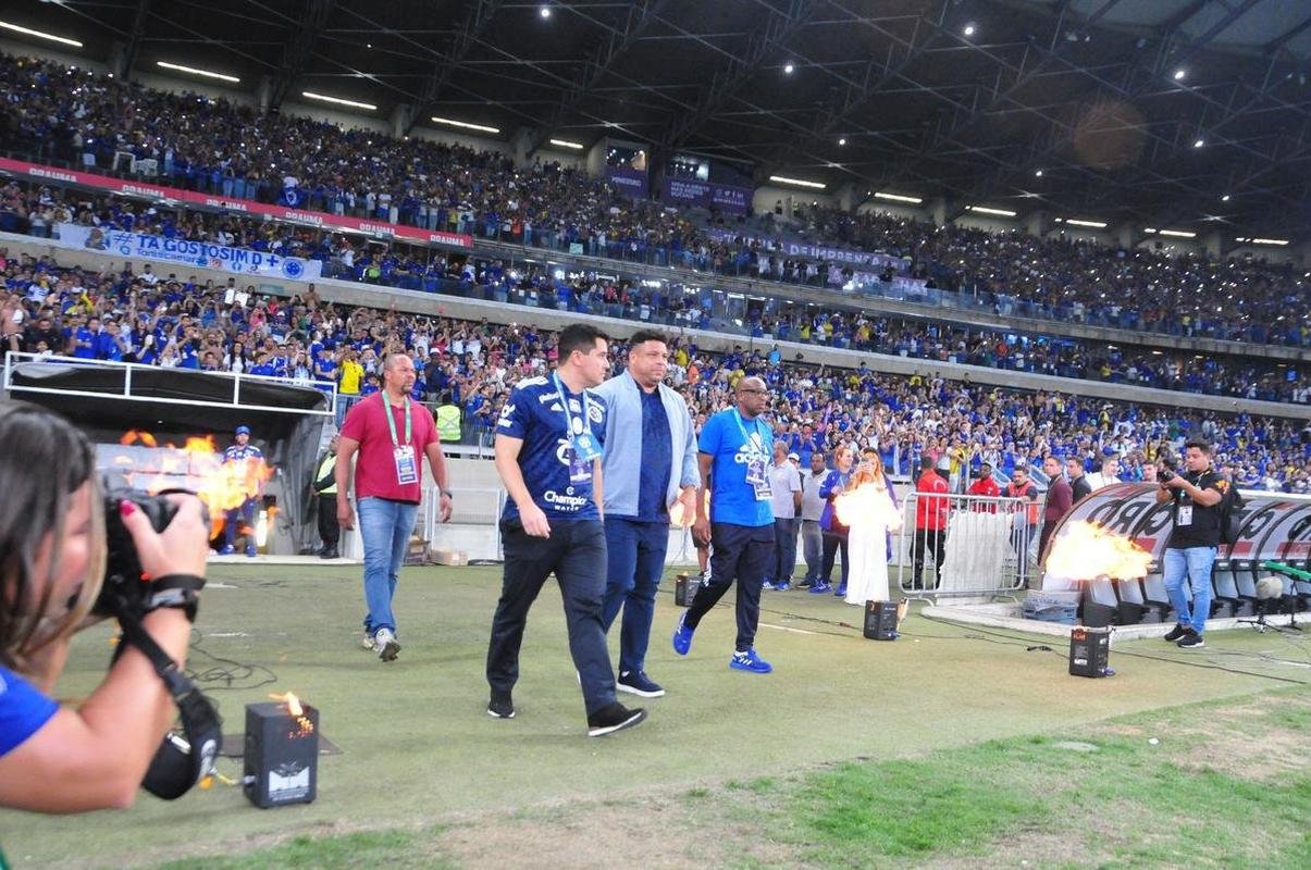 Cruzeiro levanta a taa da Srie B e faz festa no Mineiro