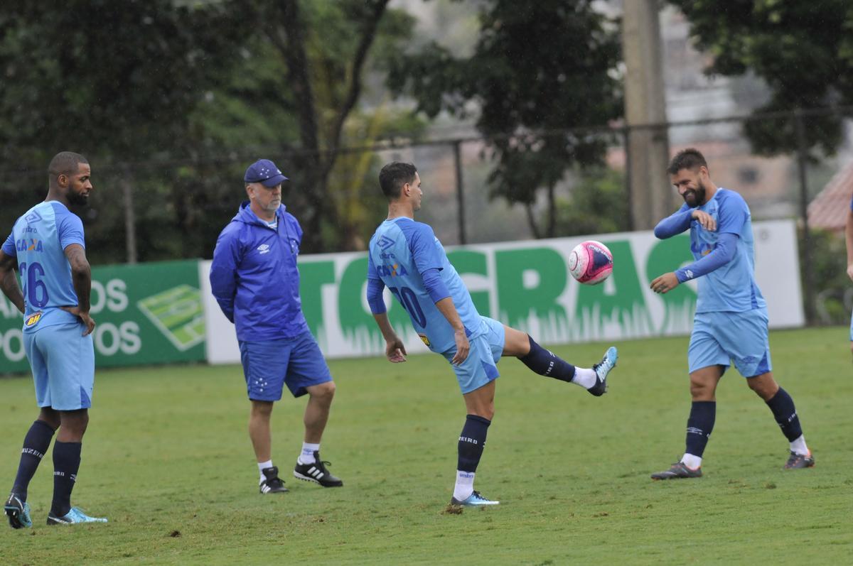 Em atividade na Toca da Raposa II, tcnico Mano Menezes mostrou provvel escalao do Cruzeiro para o jogo contra o Boa: Rafael; Nonoca, Ded, Digo e Marcelo Hermes; Lucas Romero e Bruno Silva; Rafael Sobis, Thiago Neves e Mancuello; Raniel (fotos: Juarez Rodrigues/EM D.A Press)