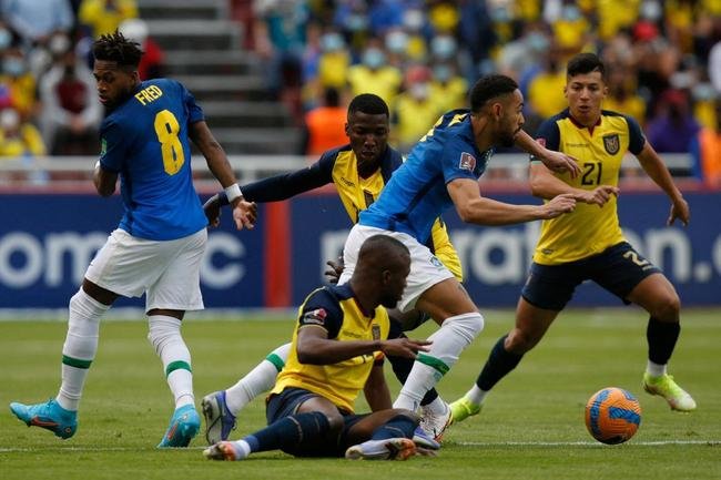 Brasil empatou com Equador em Quito, em jogo com arbitragem confusa 