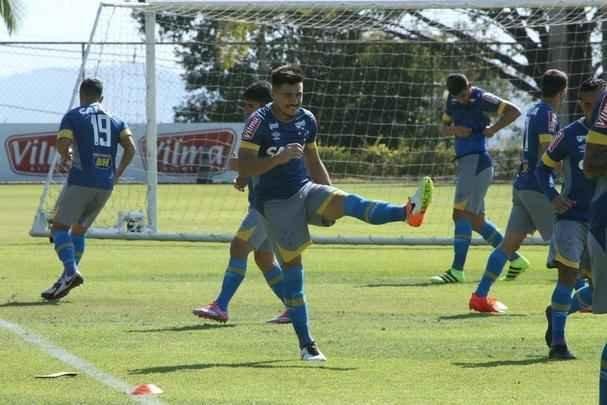 Mano Menezes comandou treino tático em seu segundo dia no retorno ao Cruzeiro