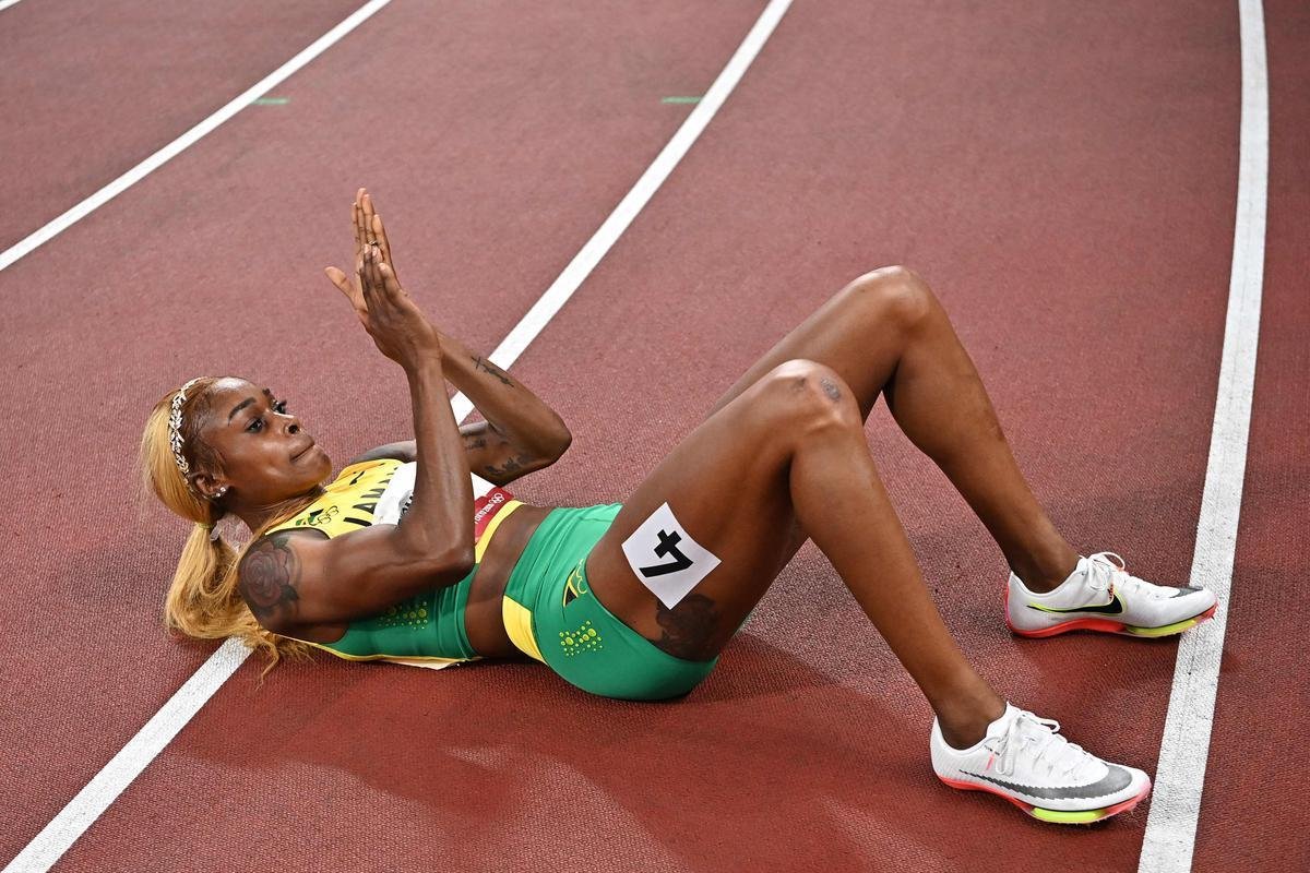 Fotos espetaculares da vitria da jamaicana Elaine Thompson-Herah nos 100m rasos dos Jogos Olmpicos de Tquio com o tempo de 10s61. A velocista quebrou o recorde olmpico e comandou o pdio jamaicano ao lado de Ann Fraser-Pryce, prata, e Shericka Jackson, bronze.