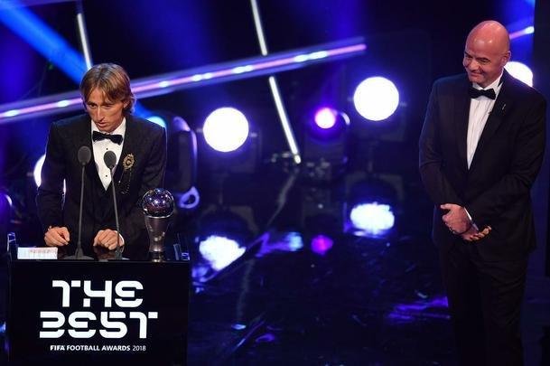 Luka Modric discursa aps ser eleito, pela primeira vez, o melhor jogador do mundo. Crosta, de 33 anos, quebra dinastia de Cristiano Ronaldo e Lionel Messi na premiao The Best, da Fifa