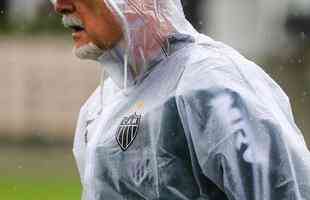 Atltico treinou sob chuva intensa na Cidade do Galo nesta quinta-feira  tarde