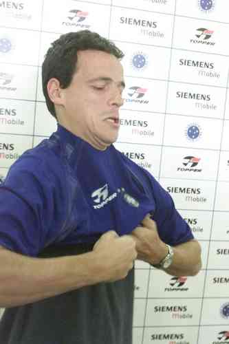 Fernando Diniz foi contratado como jogador pelo Cruzeiro em agosto de 2004. O ex-meia teve uma curta passagem pela equipe celeste, com apenas oito partidas, sem balanar as redes