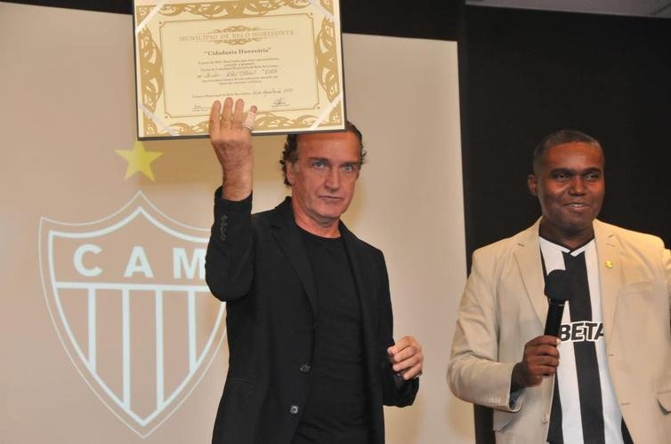 Nesta segunda-feira (6), o diretor de futebol Rodrigo Caetano, o tcnico Cuca e o atacante Hulk, do Atltico, receberam ttulos de cidados honorrios de Belo Horizonte. A iniciativa congratula os alvinegros pelo desempenho esportivo em 2021, com o ttulo do Campeonato Brasileiro.