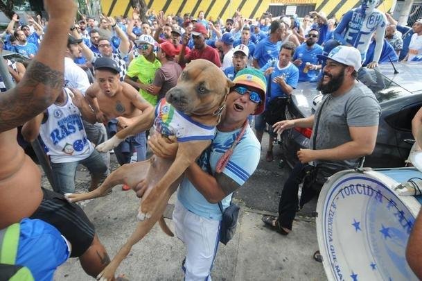 Imagens do protesto da torcida do Cruzeiro em frente ao clube social do Barro Preto