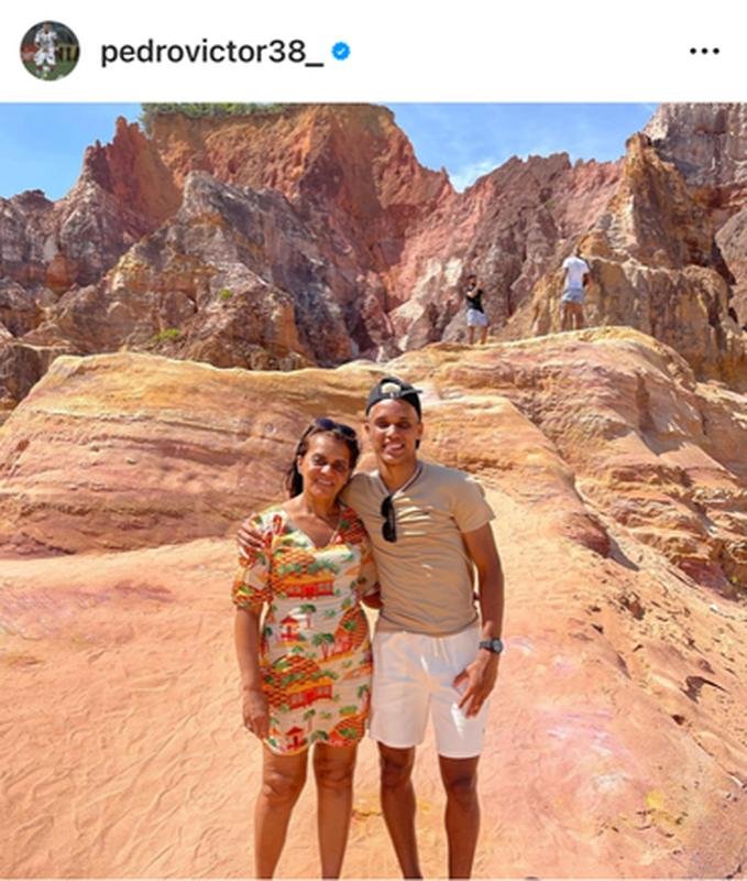 Pedrinho postou homenagem  me pelo aniversrio durante o recesso.