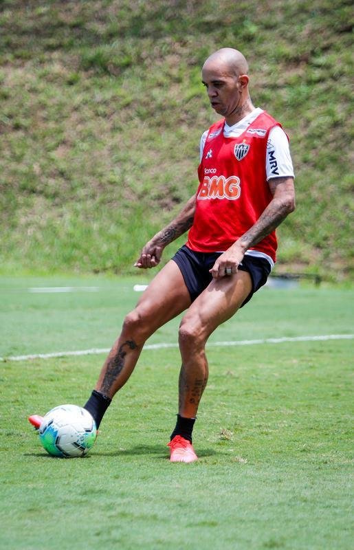 Tardelli treina com bola na Cidade do Galo