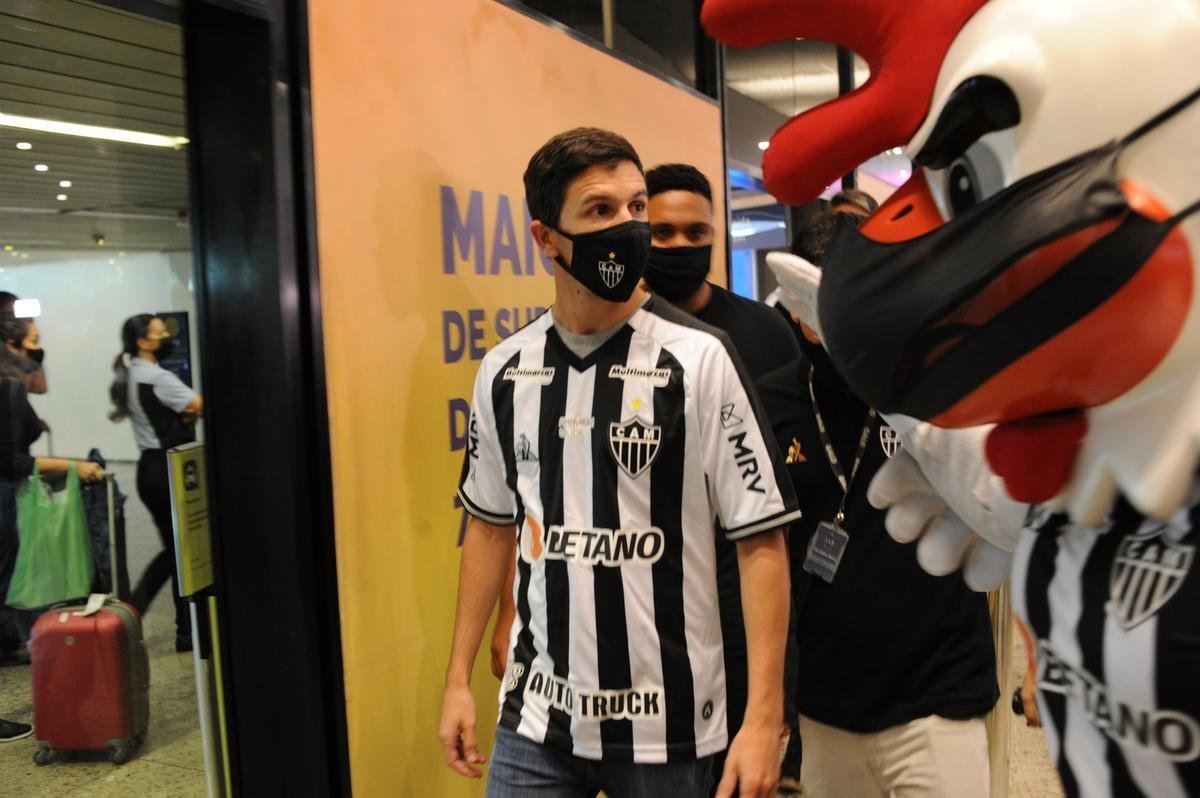 Fotos da chegada do meia argentino Nacho Fernndez a Belo Horizonte para reforar o Atltico (Leandro Couri/EM/D. A Press)