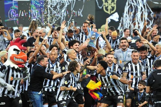 Atltico ergue a taa de campeo brasileiro e d a volta olmpica diante da torcida alvinegra, no Mineiro