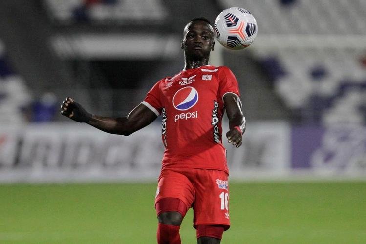 Jogo entre América de Cáli e Atlético, em Barranquilla, pela Copa Libertadores, teve diversas paralisações devido aos efeitos do gás de pimenta nos atletas. Protestos do lado de fora do estádio, contra o governo, tiveram consequências no gramado.