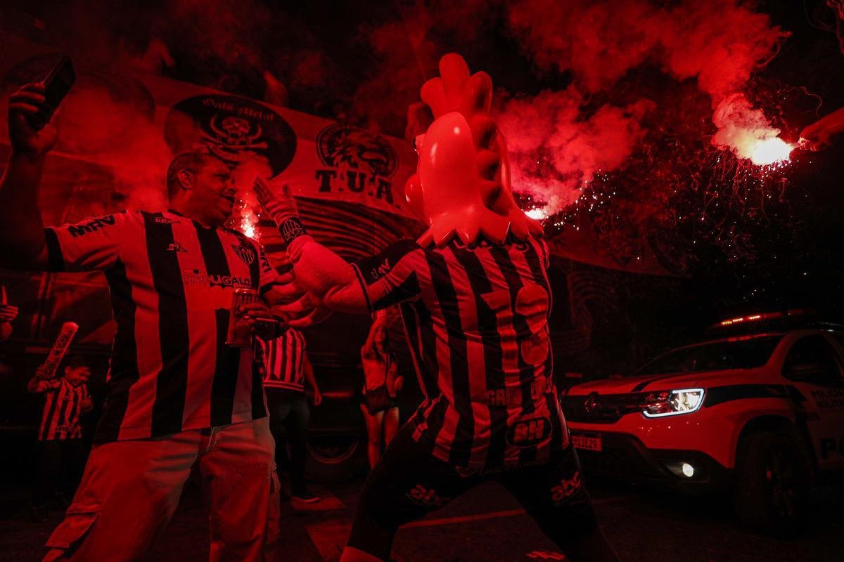 Torcedores do Atltico fizeram viglia em comemorao ao aniversrio de 114 anos do clube, na madrugada desta sexta-feira, na porta da sede de Lourdes