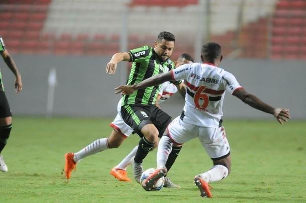 Fotos do segundo tempo da partida entre Amrica e Botafogo-SP, no Independncia