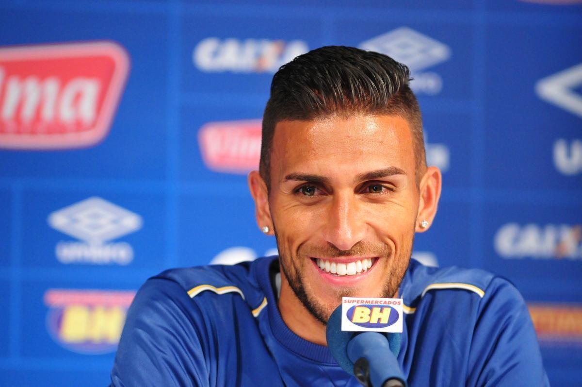 RAFAEL MARQUES - Um ms depois de anunciar Lennon, o Cruzeiro informava uma troca com o Palmeiras envolvendo Mayke e Rafael Marques. Enquanto o atacante firmou contrato em definitivo com a Raposa, o lateral-direito foi emprestado ao alviverde at o final de 2018. Assim, o clube celeste tambm ampliou o vnculo com o jovem atleta por mais duas temporadas. Na ocasio, o diretor afirmou que a contratao servia para dar opes de novas caractersticas ao elenco. Em 2017, Rafael Marques disputou 19 jogos e marcou um gol. 