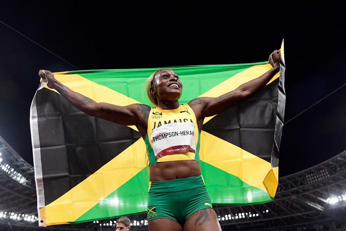 Fotos espetaculares da vitria da jamaicana Elaine Thompson-Herah nos 100m rasos dos Jogos Olmpicos de Tquio com o tempo de 10s61. A velocista quebrou o recorde olmpico e comandou o pdio jamaicano ao lado de Ann Fraser-Pryce, prata, e Shericka Jackson, bronze.