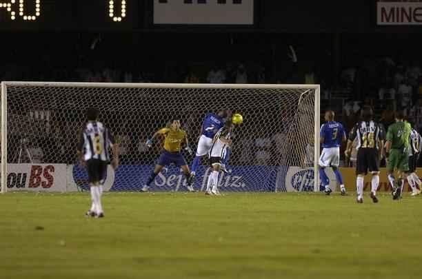 As duas equipes iniciavam a deciso do ttulo mineiro sob certo equilbrio %u2013 a Raposa tinha a vantagem de igualdade em pontos e saldo de gols. O primeiro tempo terminou sem gols, e o Galo, do tcnico Levir Culpi, abriu o placar com der Lus no primeiro minuto da etapa final. Danilinho fez o segundo aos 36min, e Marcinho, o terceiro, aos 46min. Enquanto o goleiro Fbio ainda reclamava de irregularidade nesse gol, de costas para o campo, Vanderlei fechou o placar, praticamente garantindo o ttulo.