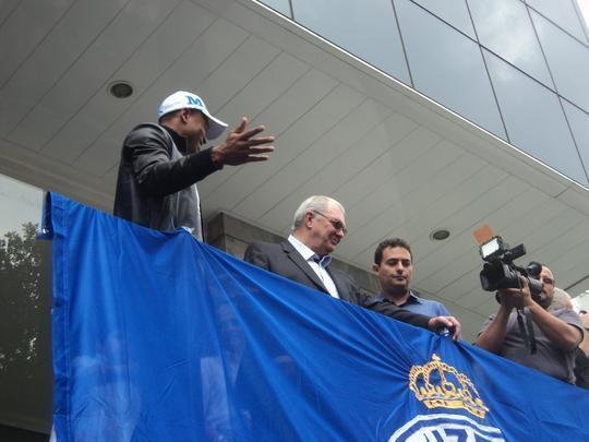 Novo reforo do Cruzeiro, Jlio Baptista foi recepcionado pelo presidente Gilvan de Pinho Tavares e acenou para torcedores da sacada da sede administrativa no Barro Preto