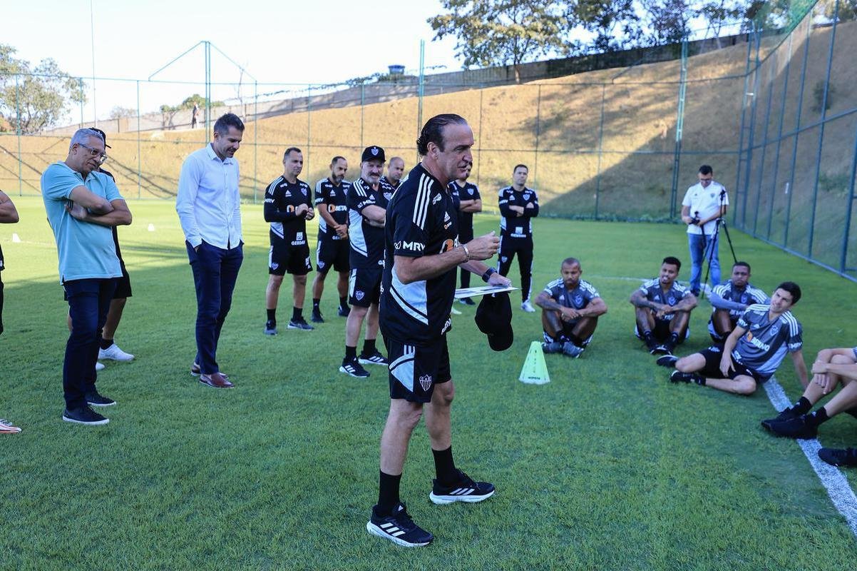Nesta tera-feira (26), Cuca foi apresentado como treinador do Atltico - pela terceira vez na carreira. Primeiro, foi saudado pelo diretor de futebol Rodrigo Caetano e concedeu entrevista coletiva na sala de imprensa da Cidade do Galo. Depois, comandou o primeiro treino com o elenco no CT, j pensando no confronto contra o Internacional, pelo Campeonato Brasileiro.