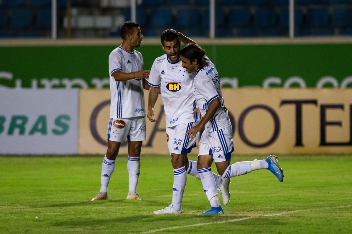 O Cruzeiro empatou por 1 a 1 com o Confiança no estádio Batistão, em Aracaju (SE), no dia 23 de agosto, pela quinta rodada da Série B. De cabeça, o lateral-direito Raúl Cáceres marcou o gol da equipe celeste.