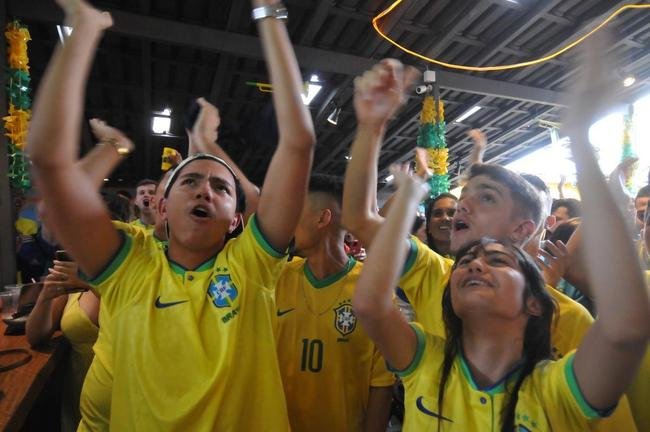 Na Avenida Fleming, em BH, bares lotam em jogo do Brasil na Copa