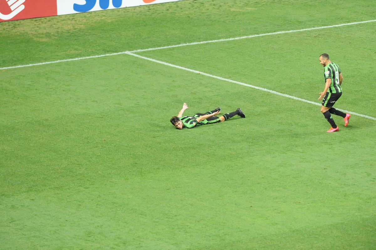 Fotos do duelo entre Amrica e Ponte Preta, no Independncia, em Belo Horizonte, em jogo de volta da quarta fase da Copa do Brasil