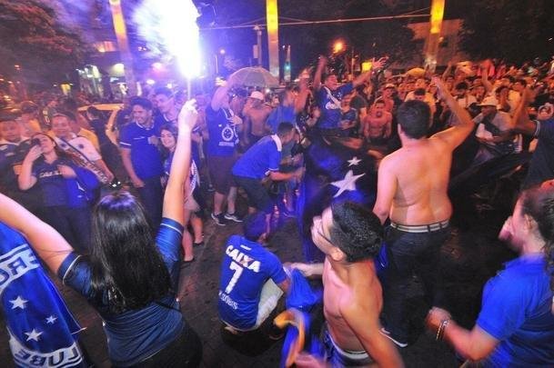 Seja em campo, nas arquibancadas da Arena Corinthians ou nas ruas de Belo Horizonte, os cruzeirenses comemoraram bastante a conquista do sexto ttulo da Copa do Brasil. O clube se tornou o maior vencedor isolado da histria do torneio, deixando para trs o Grmio, que ganhou cinco vezes. Veja as melhores imagens da celebrao de jogadores, dirigentes e torcedores!