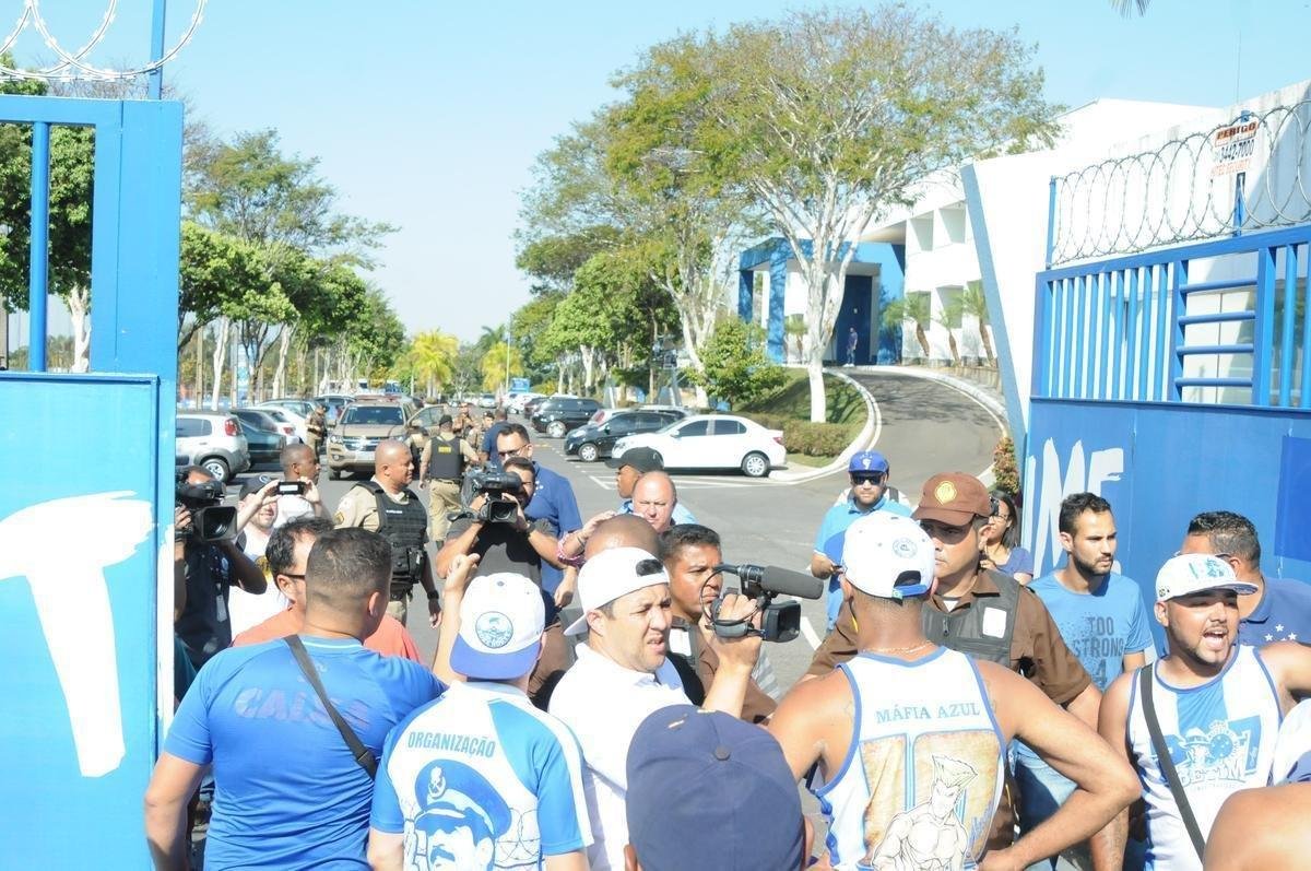 Integrantes da Mfia Azul protestaram na tarde desta tera, na porta da Toca II