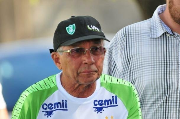 Técnico Givanildo Oliveira foi apresentado no CT Lanna Drumond pelo presidente Marcus Salum e comandou seu primeiro treino visando ao jogo de quinta-feira, contra o Internacional, em Porto Alegre