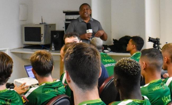 Am�rica promoveu em seu CT uma palestra com Carlos Hil�rio sobre a Consci�ncia Negra