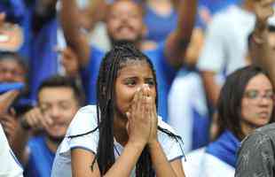 Torcedores choram no Mineiro com derrota e rebaixamento do Cruzeiro