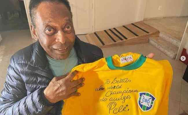 Pelé publicou foto da camisa autografada da Seleção Brasileira que enviou para Lewis Hamilton
