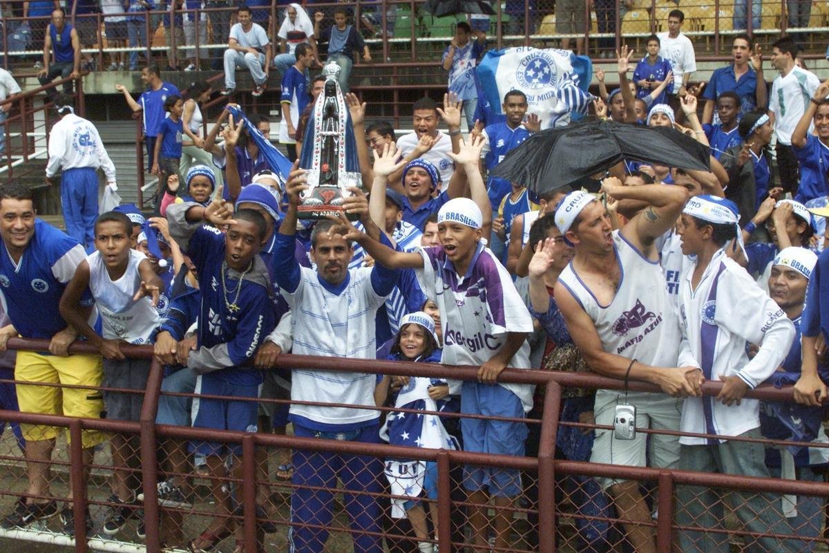 Com o ttulo brasileiro confirmado, o Cruzeiro fez no dia 7 de dezembro de 2003 o jogo da taa e das faixas contra o Fluminense, no Mineiro. Com show de Alex, autor de dois gols, o time celeste goleou os cariocas por 5 a 2 e promoveu nova festa da torcida azul em Belo Horizonte. Jogadores finalmente ergueram a taa oficial do Campeonato Brasileiro, cedida pela CBF, e deram a volta olmpica. Os campees brasileiros de 1966 tambm participaram das comemoraes no Gigante da Pampulha.