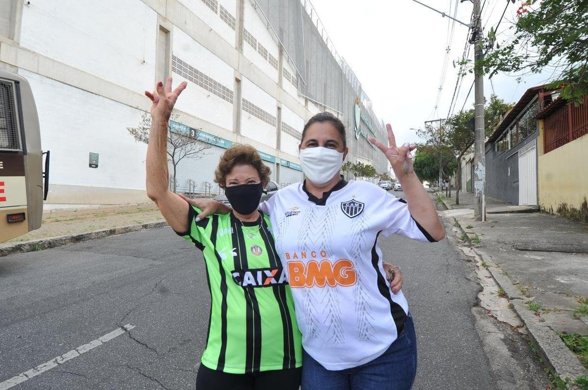 Chegadas de Amrica e Atltico ao Independncia para o jogo de ida da final do Campeonato Mineiro. Delegaes foram recebidas por alguns torcedores no Horto, em BH (Juarez Rodrigues/EM/D. A Press)