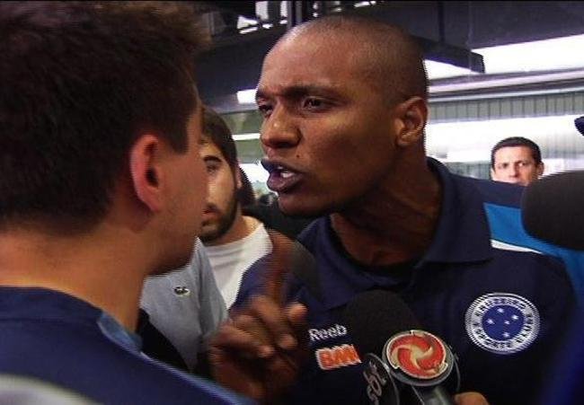 Gilberto discutindo com torcedores cruzeirenses no Aeroporto de Confins, na ltima semana