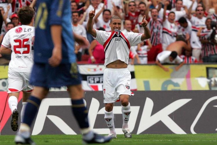 Campeonato Brasileiro de 2007 - O So Paulo ganhou a edio com certa folga. Isso no quer dizer que no disputou um confronto direto. Na 32 rodada, o Tricolor tinha 64 pontos, 11 a mais que o vice-lder Cruzeiro. Restando sete partidas para o fim da competio, a equipe celeste tinha chance de cortar essa vantagem, mas acabou perdendo o duelo no Morumbi por 1 a 0. No fim, o Tricolor foi campeo com 77 pontos, 15 a mais que o vice-lder Santos. O Cruzeiro terminou em 5, com 60. 