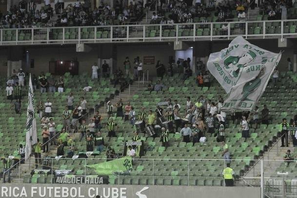Torcedores do Amrica durante jogo de ida da semifinal do Mineiro, contra o Atltico, no Independncia