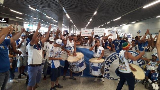 Torcida do Cruzeiro fez festa no Aeroporto de Confins na chegada de Rodriguinho a Belo Horizonte