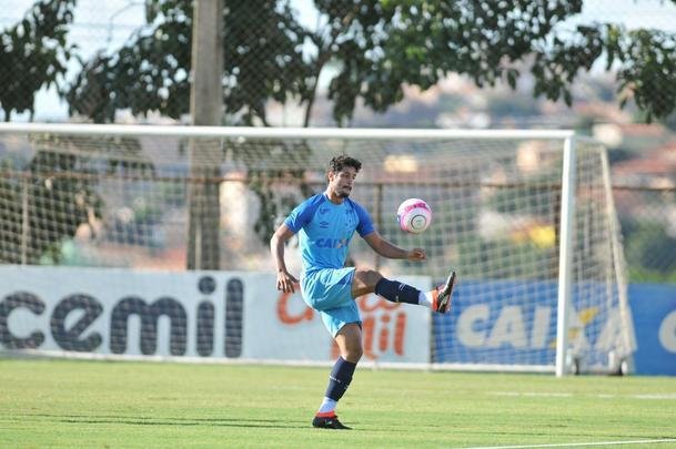 Cruzeiro se reapresentou aps estreia na Copa Libertadores e iniciou sua preparao para o clssico de domingo, s 11h, no Independncia, contra o Atltico, pela nona rodada do Mineiro. As novidades foram as presenas do atacante Sass e do zagueiro Cac, da base. Fred foi vetado devido a um estiramento na panturrilha direita. 
