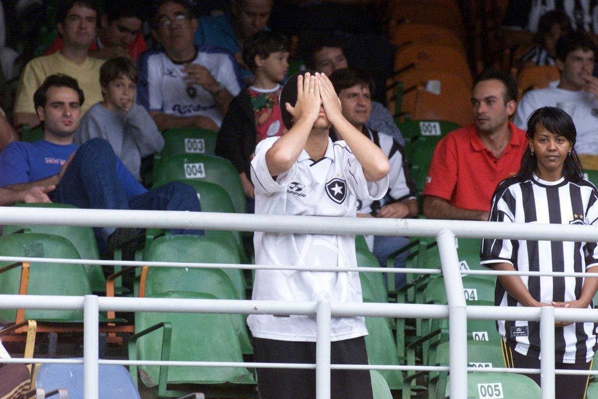 2004: em uma temporada ruim, por pouco o Botafogo no foi rebaixado novamente  Segundona. Isso porque, o Glorioso terminou o Campeonato Brasileiro em 20 colocado - primeiro time fora do Z4