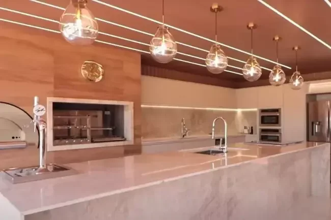 Imagens da manso em So Paulo que est  venda pelo atacante Luiz Adriano, do Internacional