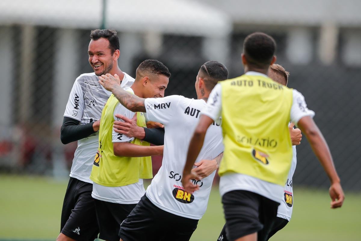 Aps polmica balada, Dylan e Marrony participam normalmente do treino na Cidade do Galo