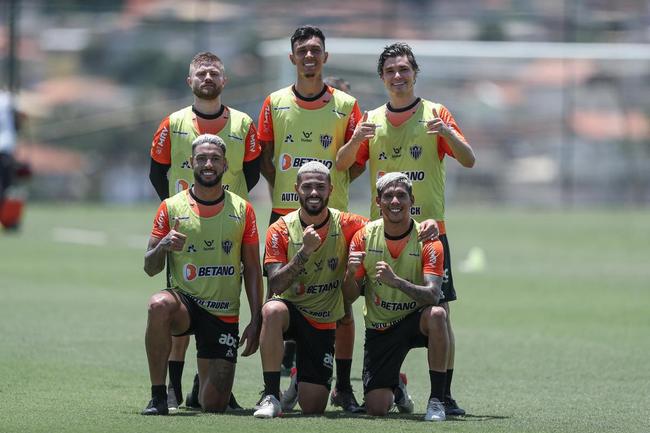 Com seriedade, mas tambm descontrao, o Atltico treinou sob sol forte na manh desta sexta-feira (21), na Cidade do Galo, em Vespasiano. Este foi o quinto dia de pr-temporada para o clube mineiro em 2022, sob o comando do tcnico argentino Antonio 'El Turco' Mohamed. Novas baixas, o volante Allan e o atacante Keno testaram positivo para COVID-19 e no participaram das atividades (ambos cumprem perodo de sete dias de isolamento social).