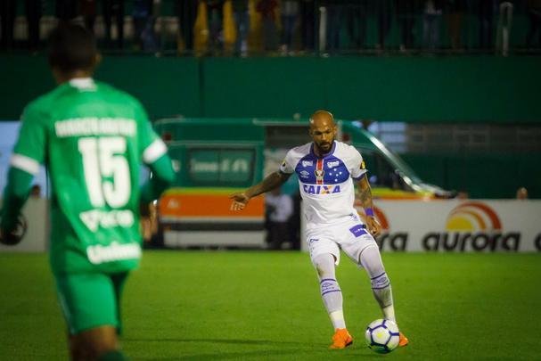 Cruzeiro perde para Chapecoense em jogo que teve atraso por causa de pane em refletores