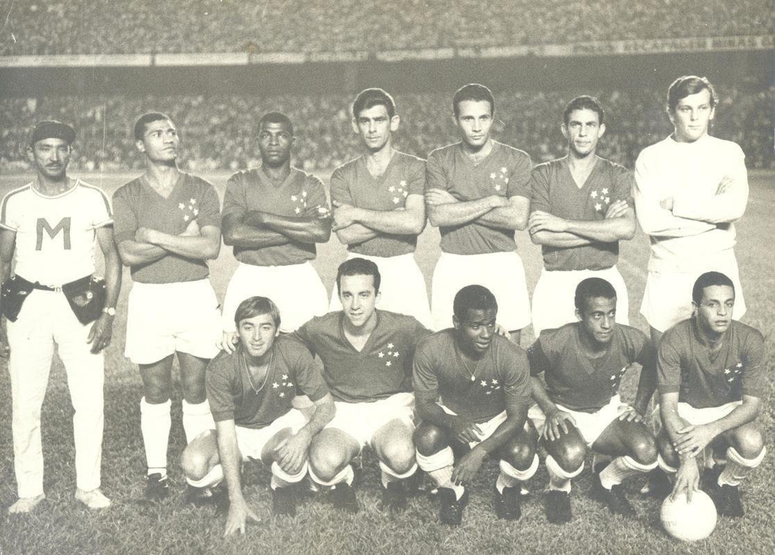 Time do Cruzeiro campeo da Taa Brasil de 1966 sobre o Santos, de Pel. O clssico uniforme com camisa azul, estrelas soltas, calo branco e meias brancas.