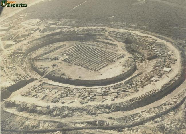 13/07/1961 - Vista area das obras de construo do Mineiro