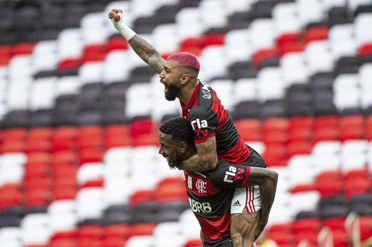 Campeonato Brasileiro de 2020 - O mais clssico dos confrontos diretos. Na 37 rodada, o Internacional liderava com um ponto de vantagem sobre o Flamengo. No Maracan, o Rubro-Negro venceu de virada, por 2 a 1, e assumiu a liderana. Na ltima rodada, os cariocas perderam para o So Paulo, mas o Inter empatou em casa com o Corinthians e no conseguiu conquistar a taa.