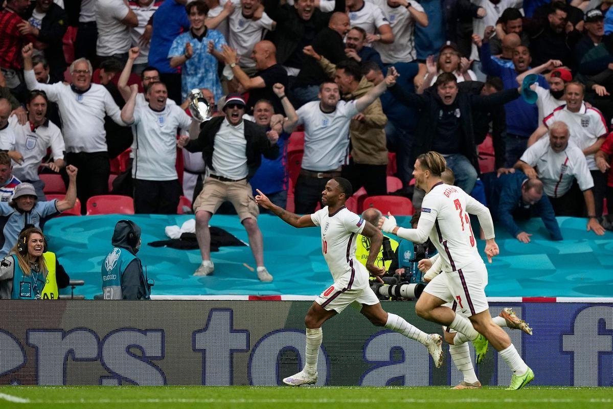 Fotos do gol de Sterling, da Inglaterra, sobre a Alemanha, em Wembley. Ingleses venceram por 2 a 0 e avanaram s quartas de final da Eurocopa