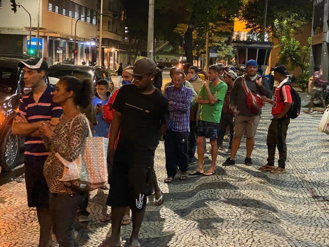 
Alexandre Mattos e Clube do Chef doaram 530 marmitas para pessoas em situao de rua